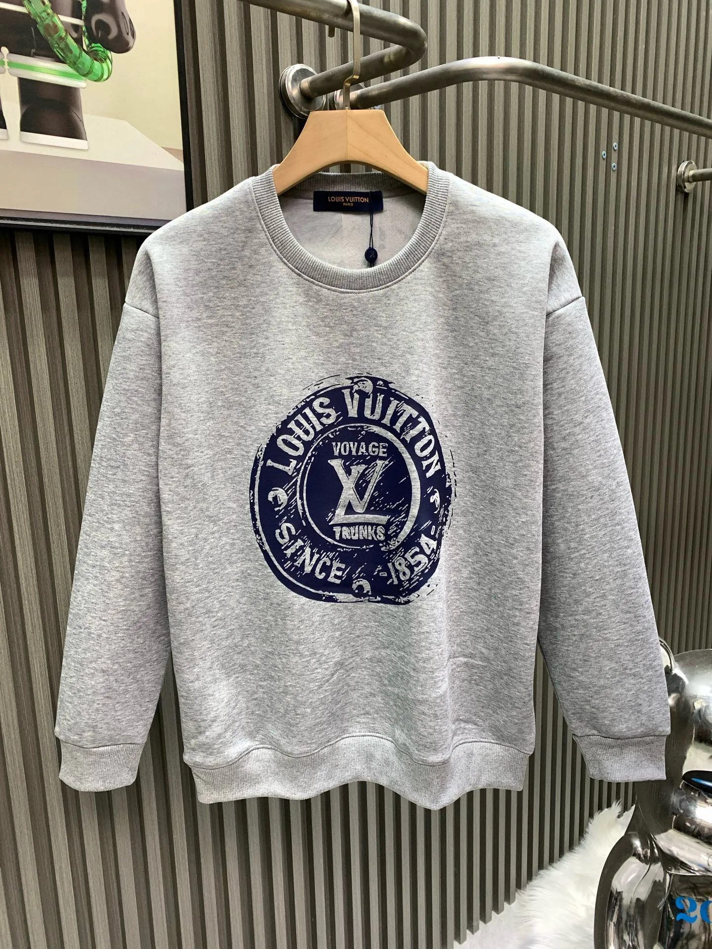 🅿️250 🀄️ Louis Vuitton LOUIS VUITTON high quality 2025 autumn and winter official website new classic letter printed catwalk style pullover round neck sweatshirt 400 grams of pure cotton ➕ silver fox velvet The master personally designed the trendy brand new printed round neck pullover sweatshirt, fashionable and individual, super versatile and good-looking, the same style for men and women, a must-have for everyone, hangtag, collar label, washed wheat, three complete labels